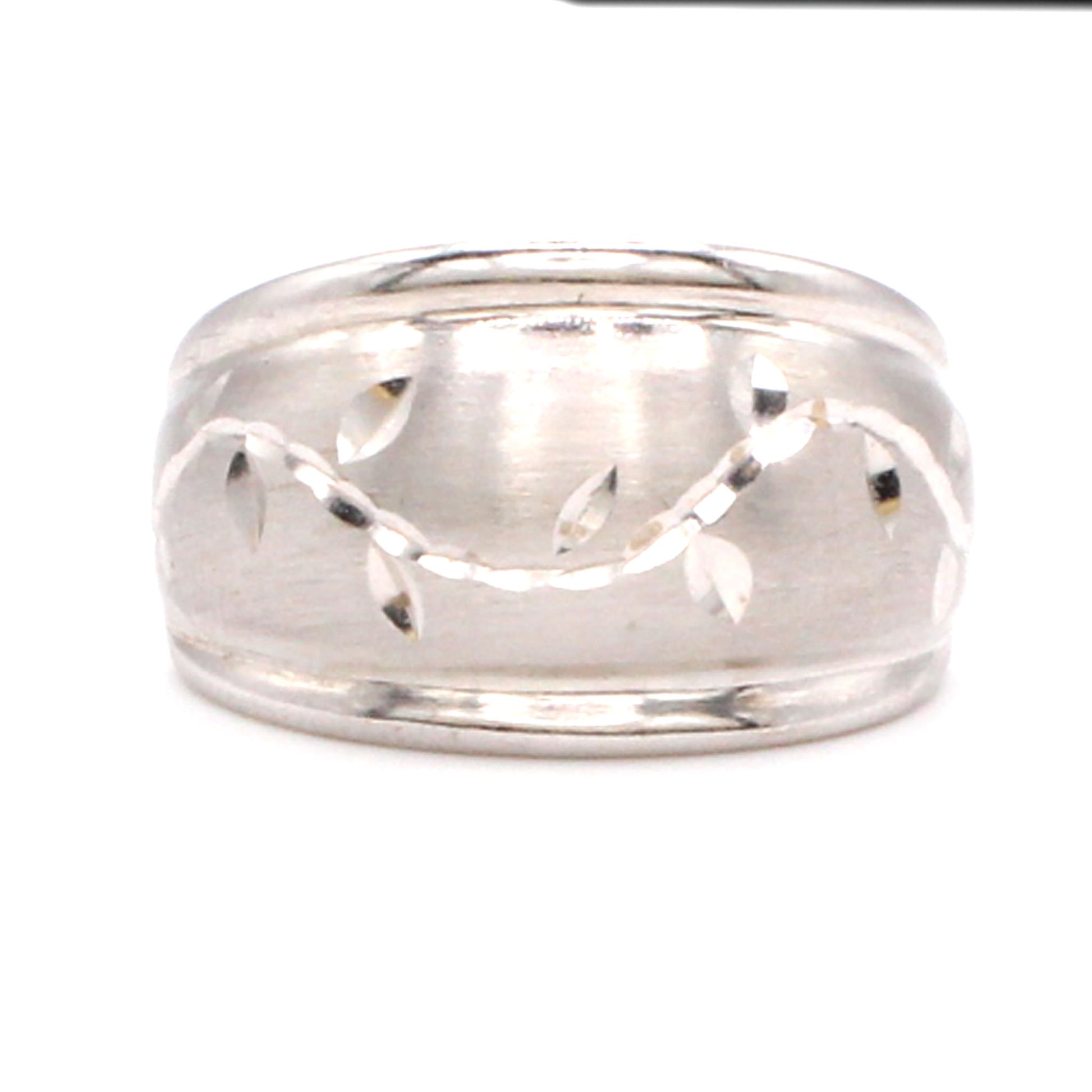 14k white Gold Diamond Cut Domed Band Size 6.75